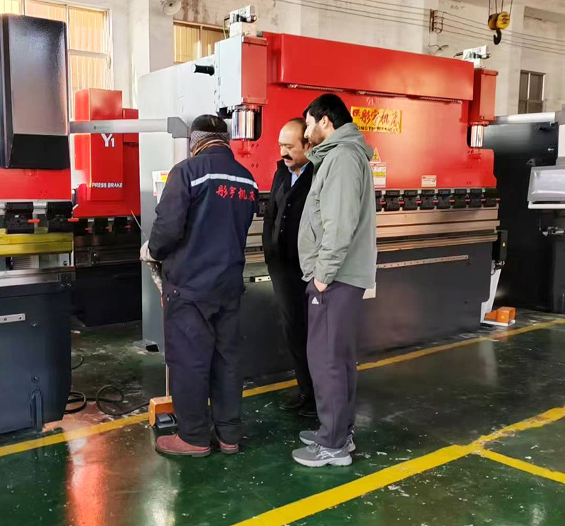Pakistani customer visits factory to inspect bending machine